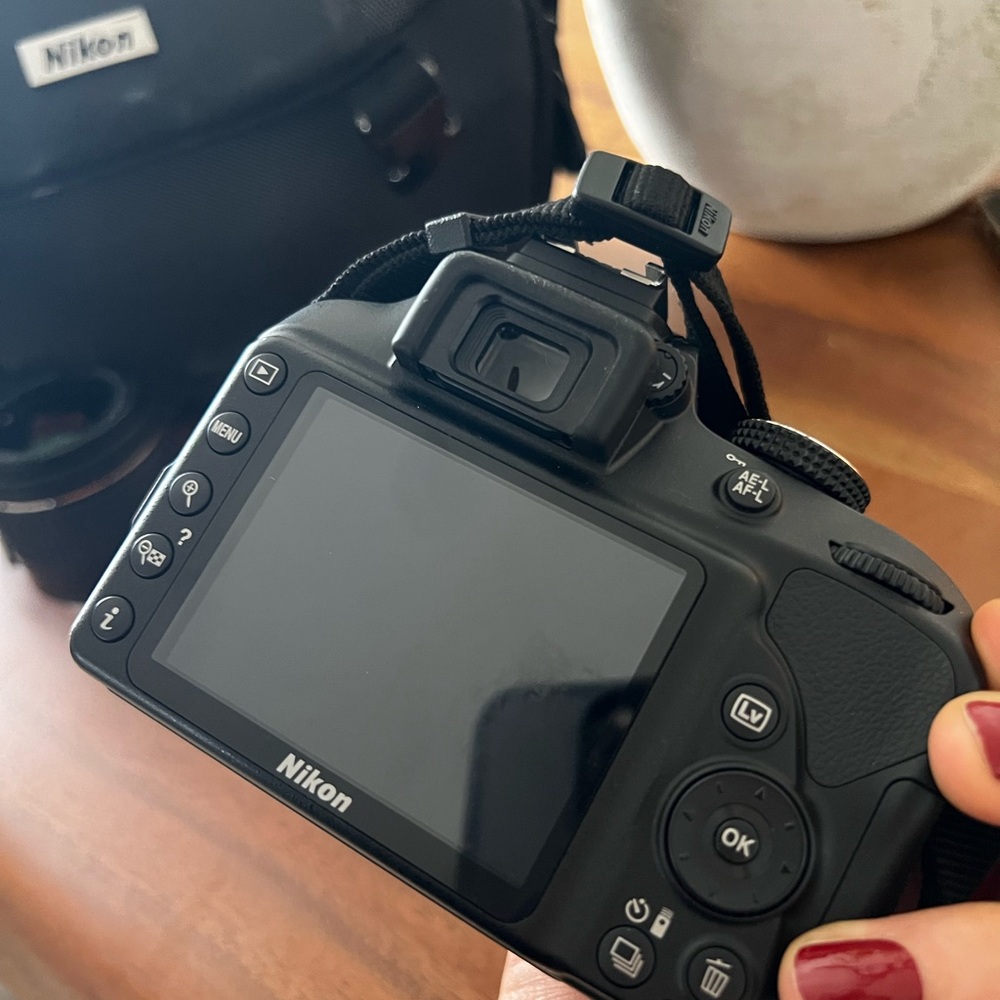 Nikon D3400 Digital SLR Camera Kit with Bag - Picture 4 of 6
